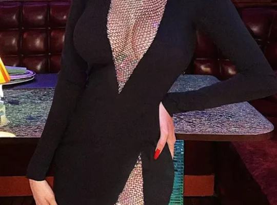 فستان ضيق بأكمام طويلة