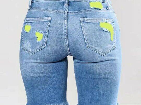 شورت جينز بطبعة ممزقة