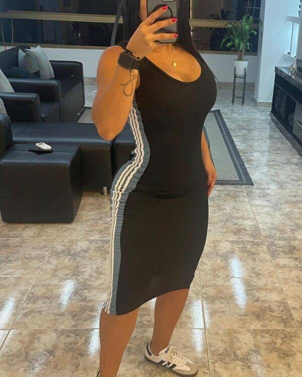 ⁦فستان ضيق بدون أكمام⁩ - الصورة ⁦2⁩