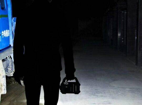 مصباح محمول يعمل بالطاقة الشمسية قابل لإعادة الشحن مع أضواء جانبية