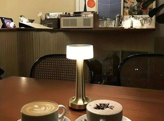 مصباح طاولة LED محمول قابل لإعادة الشحن مع مستشعر يعمل باللمس