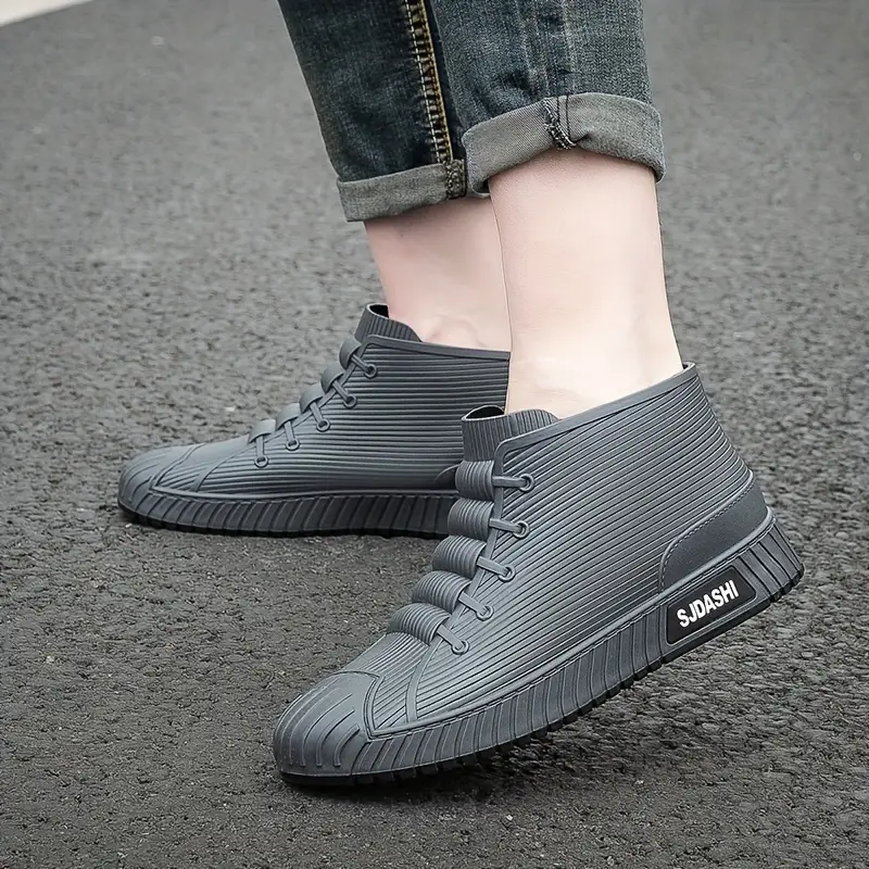 عملي وأنيق | أحذية مطر مقاومة للماء للكاحل - سهلة الارتداء، متينة لجميع الأحوال الجوية للرجال والنساء - مثالية للأنشطة الخارجية، مشاهدة كرة القدم والملابس الكاجوال - مادة PVC سوداء أنيقة