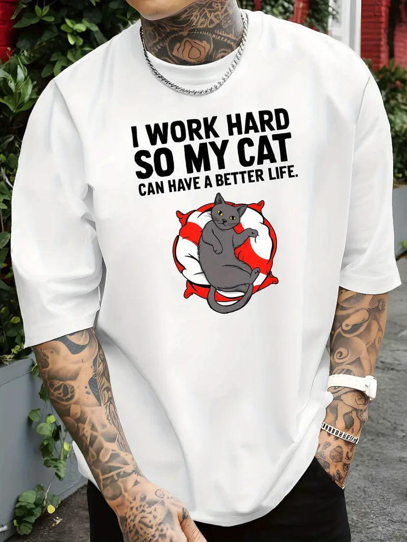 تيشيرت رجالي قابل للتنفس بطباعة جرافيك - "أعمل بجد حتى تحصل قطتي على حياة أفضل" طباعة مضحكة، تيشيرت كاجوال بياقة دائرية وأكمام قصيرة للشاطئ والمنتجعات الصيفية، خليط بوليستر أبيض، 180g/㎡، مقاس عادي، قميص القط