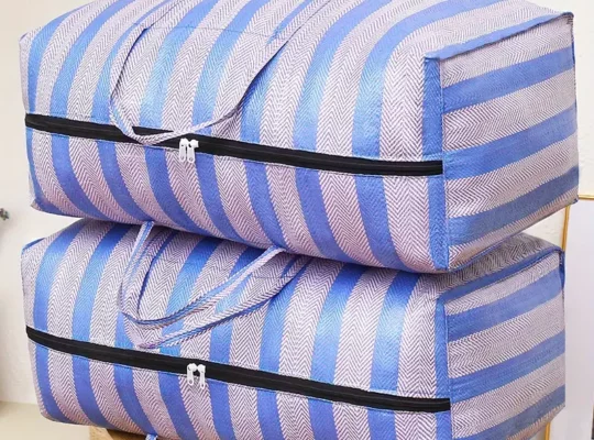 حقيبة نقل كبيرة الحجم وثقيلة مع سحابات ومقابض