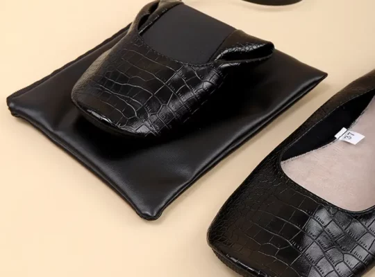 أحذية نسائية سوداء بنقشة حجرية