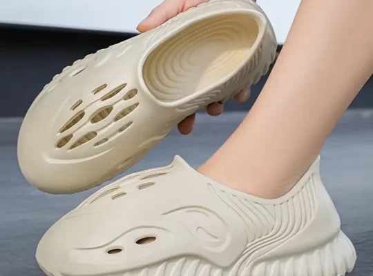صنادل قابلة للتنفس، مقاومة للانزلاق مع تصميم مغلق للأصابع