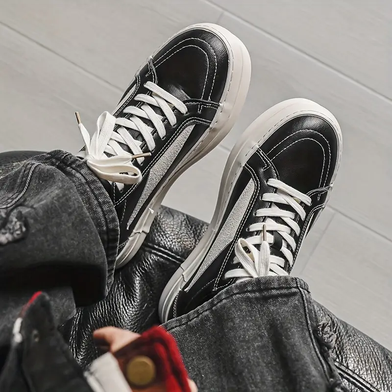 حذاء سنيكرز كاجوال للرجال باللون الأسود والأبيض ذو نعل سميك ومنخفض - زيادة الطول الأنيقة، تصميم برباط، جزء علوي صناعي ونعل مطاطي للارتداء اليومي في الشارع