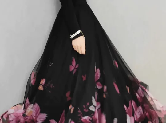 تنورة ذات خصر عالٍ مزينة …