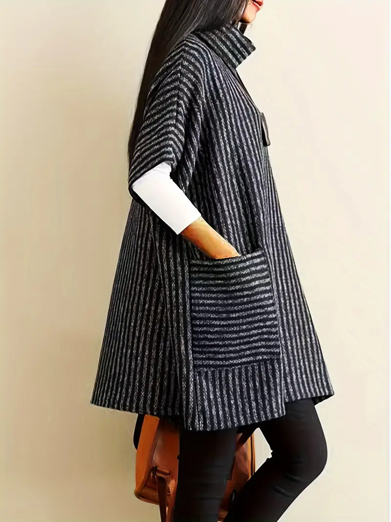 سويتر بياقة عالية مخطط بمقاسات كبيرة للنساء - سويتر محبوك كاجوال مع جيوب، خليط بوليستر ناعم، خطوط عمودية باللون الأسود والرمادي، مثالي للطبقات في الخريف/الشتاء، سويتر كلاسيكي للسيدات