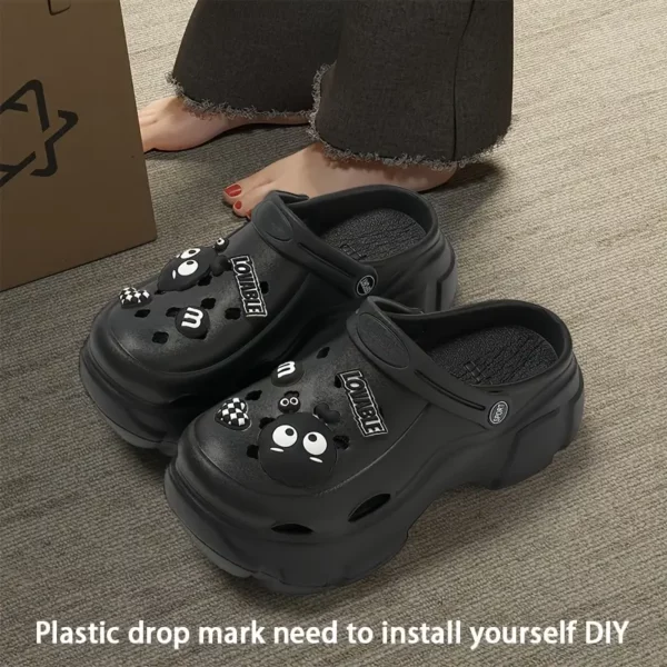 ⁦MAOLI صنادل صيفية DIY للنساء - أسود مع سحر كرتوني⁩ - الصورة ⁦2⁩