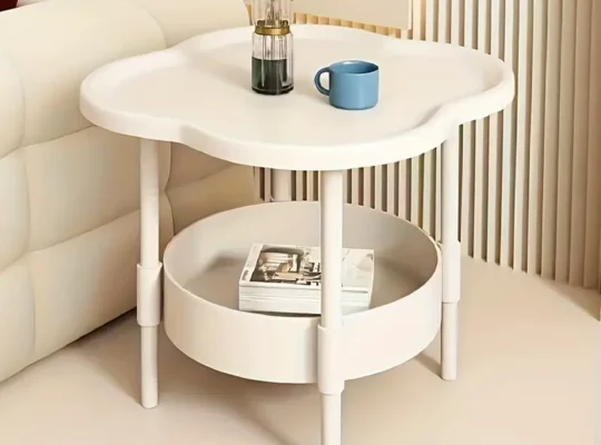 طاولة جانبية عصرية بيضاء ذات طابقين بتصميم البرسيم مع حواف مرتفعة ورف تخزين