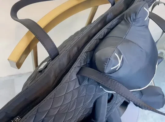 حقيبة يد نسائية أنيقة مع إغلاق بسحاب