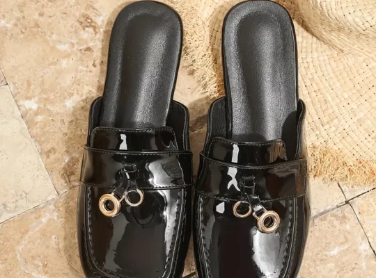 صنادل مسطحة صيفية للنساء بأصابع مربعة