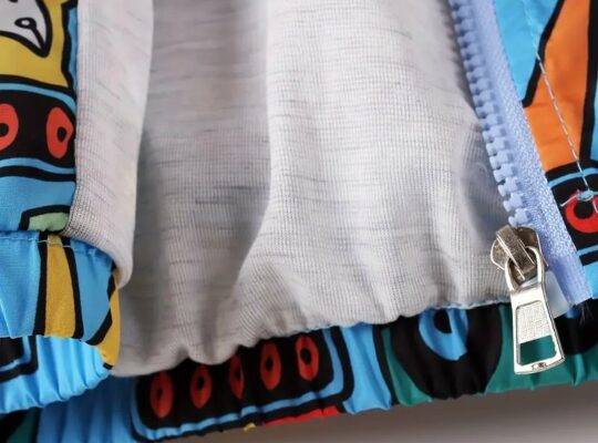 جاكيت بغطاء رأس للأطفال بسحاب