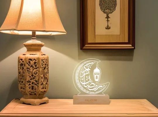 مصباح ليلي LED بتصميم هلال أنيق مع خط عربي