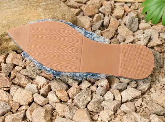 صنادل نسائية مسطحة بقوس جينز