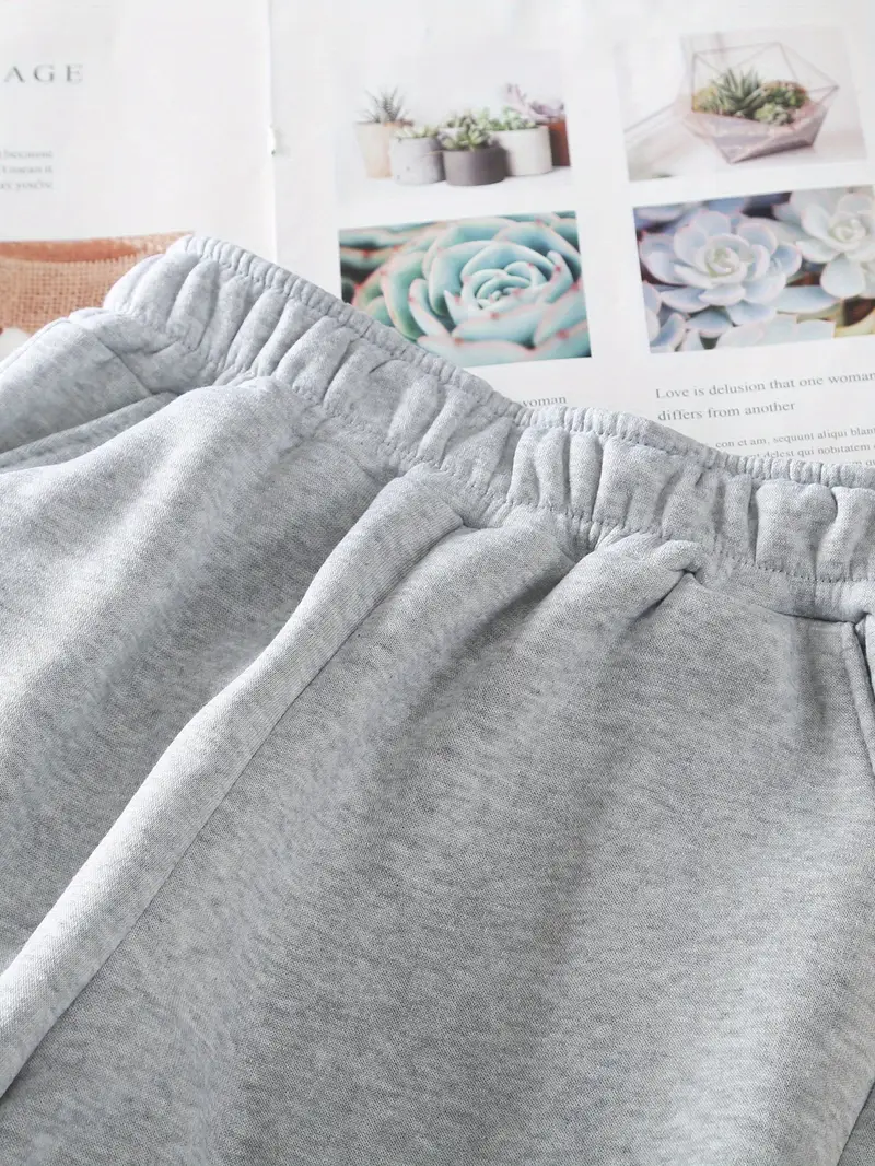 زوج واحد من بنطلونات الجري الفليس المريحة للأولاد مع أكمام وخصر مطاطيين - رمادي مع طباعة فراشة بنفسجية