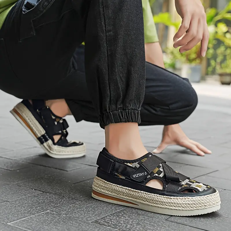 صنادل رجالية بسيطة وعصرية - ملابس خارجية غير رسمية لجميع الفصول، بلون موحد، مقدمة دائرية، جلد صناعي للجزء العلوي والبطانة، نسيج داخلي، نعل من PVC، إغلاق بحزام قابل للتعديل