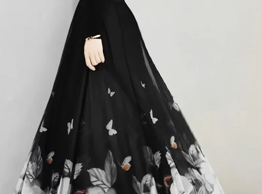 تنورة ذات خصر عالٍ مزينة …