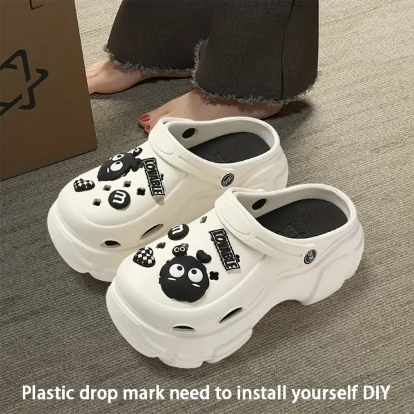 ⁦MAOLI صنادل صيفية DIY للنساء - أسود مع سحر كرتوني⁩ - الصورة ⁦4⁩