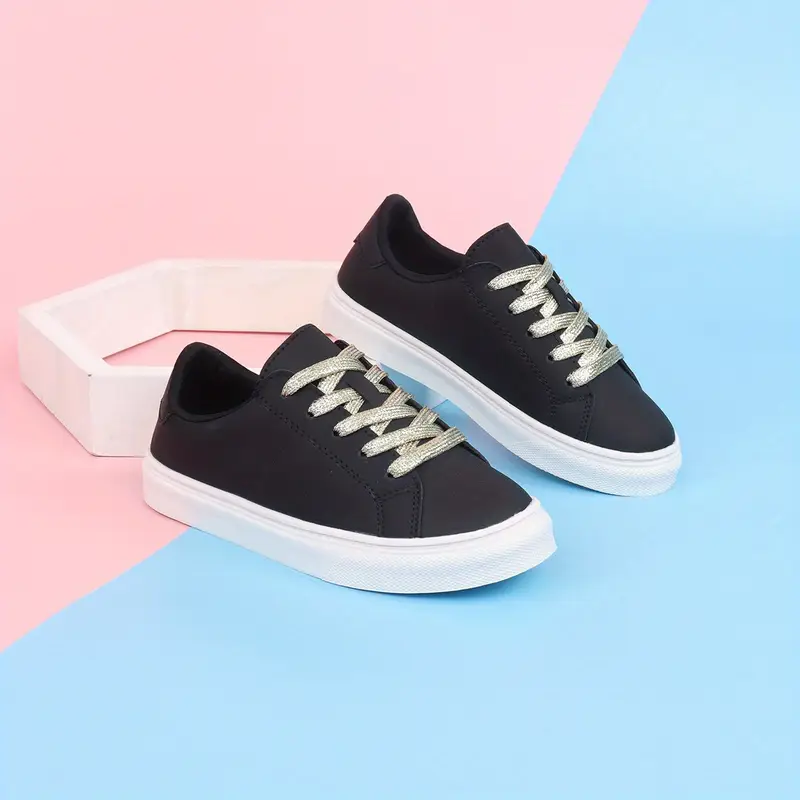 أحذية رياضية كاجوال بأسلوب الشارع - لون سادة وأعلى منخفض وأحذية برباط مع جزء علوي وطبقة داخلية من القماش ووسادة، نعل من مادة TPR للأولاد والبنات، للارتداء الخارجي واليومي، إصبع مستدير، راحة طوال العام