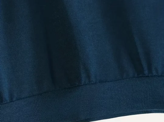 سويت شيرت طويل الأكمام أنيق للأطفال مع رقبة مستديرة، يظهر فيه تعبيرات غريبة وطبعات كرتونية ممتعة