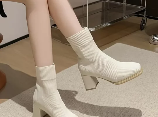 أحذية نسائية أنيقة تصل إلى منتصف الساق، بلون موحد