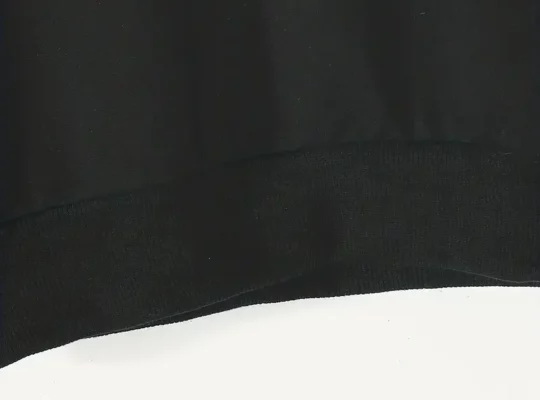 سويت شيرت طويل الأكمام أنيق للأطفال مع رقبة مستديرة، ويظهر طبعة كرتونية لطيفة لوجه قطة