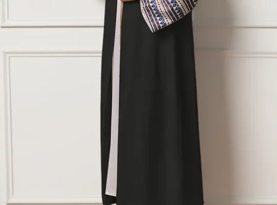 أبنة عارضة ملابس نسائية