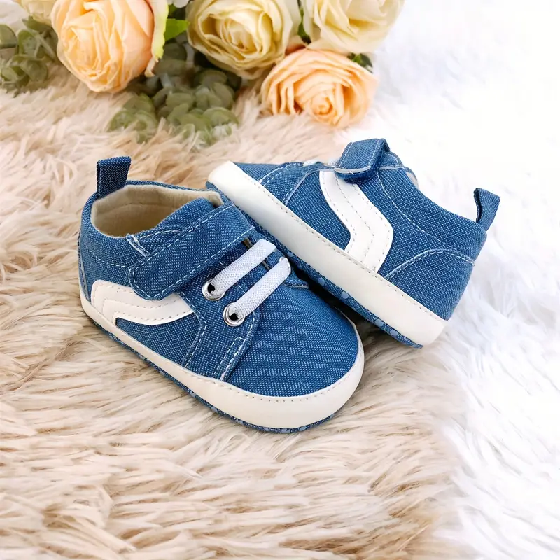 حذاء سنيكرز مريح للأطفال من القماش - نعل EVA ناعم، أحذية مشي للأطفال غير قابلة للانزلاق مع حزام إغلاق بخطاف وحلقة، تصميم مخطط باللون الأزرق والأبيض للزي العادي، أحذية أمان للأطفال | حذاء سنيكرز منخفض القمة | أحذية أطفال من القماش