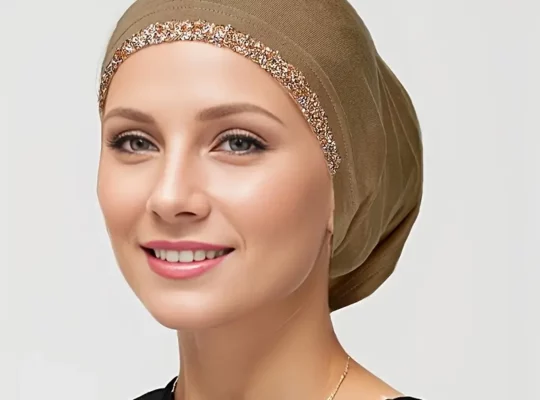 حجاب مسلم أنيق مع لمسات الماس المقلدة