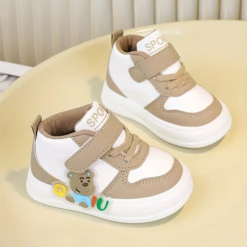 أحذية جديدة لطيفة كرتونية متوسطة الارتفاع للأطفال في الربيع والخريف 2025، مناسبة للأولاد والبنات على حد سواء