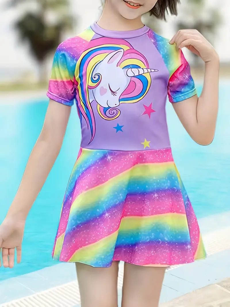 ملابس سباحة أنيقة جديدة للفتيات، تتميز بتصميم فستان الأميرة اللطيف والجميل، مثالي للخروج على الشاطئ في الصيف. هذا مجموعة من قطعتين سريعة الجفاف ومناسبة للأطفال الأكبر سنًا.