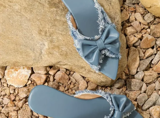 صنادل نسائية مسطحة بقوس جينز