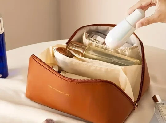حقيبة مكياج سفر من الجلد الصناعي بسعة كبيرة