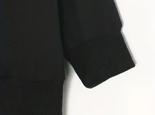 سويت شيرت طويل الأكمام أنيق للأطفال مع رقبة مستديرة، ويظهر طبعة كرتونية لطيفة لوجه قطة