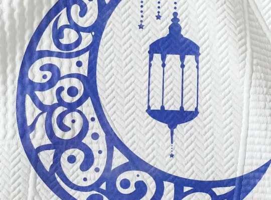 طقم 2 قطع للأولاد من القماش ذو الطبقتين بطباعة مبارك