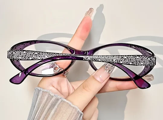 نظارات قراءة أنيقة بتصميم عين القط مرصعة بالراين للنساء
