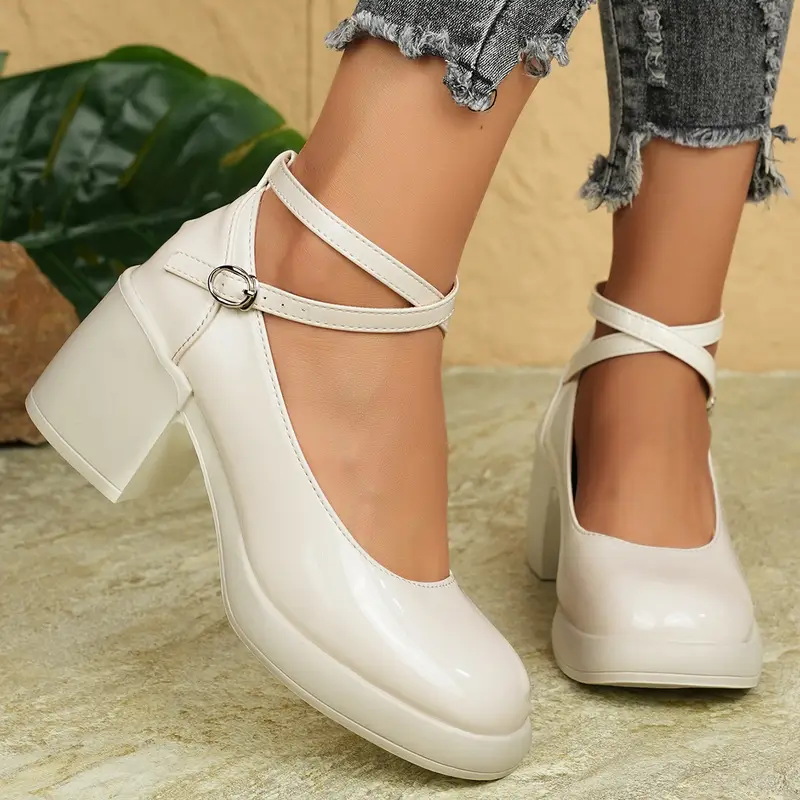 صنادل كعب بلوك أنيقة للنساء للصيف - أحذية بومبس بيضاء متعددة الاستخدامات بحزام الكاحل واللمعان، غطاء صناعي، مقدمة مستديرة، وكعب سميك، صنادل بكعب عالٍ