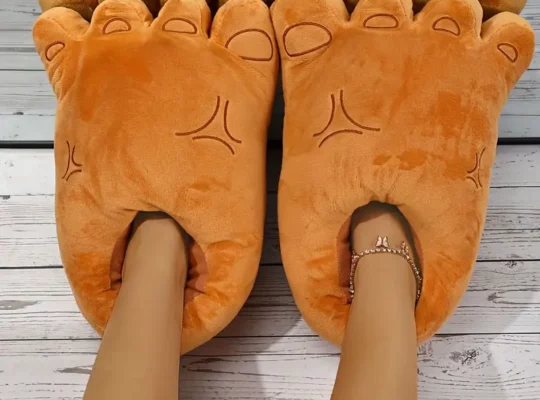 نعال شتوية نسائية دافئة على شكل قدم كرتونية