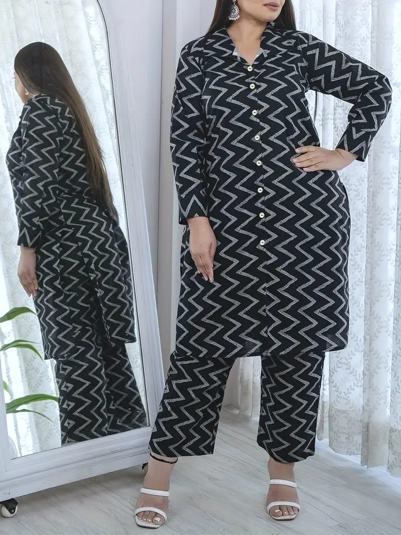 طقم نسائي أنيق بطبعة خطوط موجية من قطعتين - قميص بأكمام طويلة وأزرار مع شق وبنطلون، قابل للغسل في الغسالة