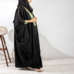 ⁦عباية نسائية سوداء بتطريز ذهبي أنيق⁩ - الصورة ⁦3⁩