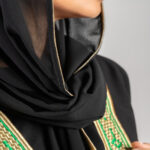 ⁦عباية نسائية سوداء بتطريز ذهبي أنيق⁩ - الصورة ⁦7⁩