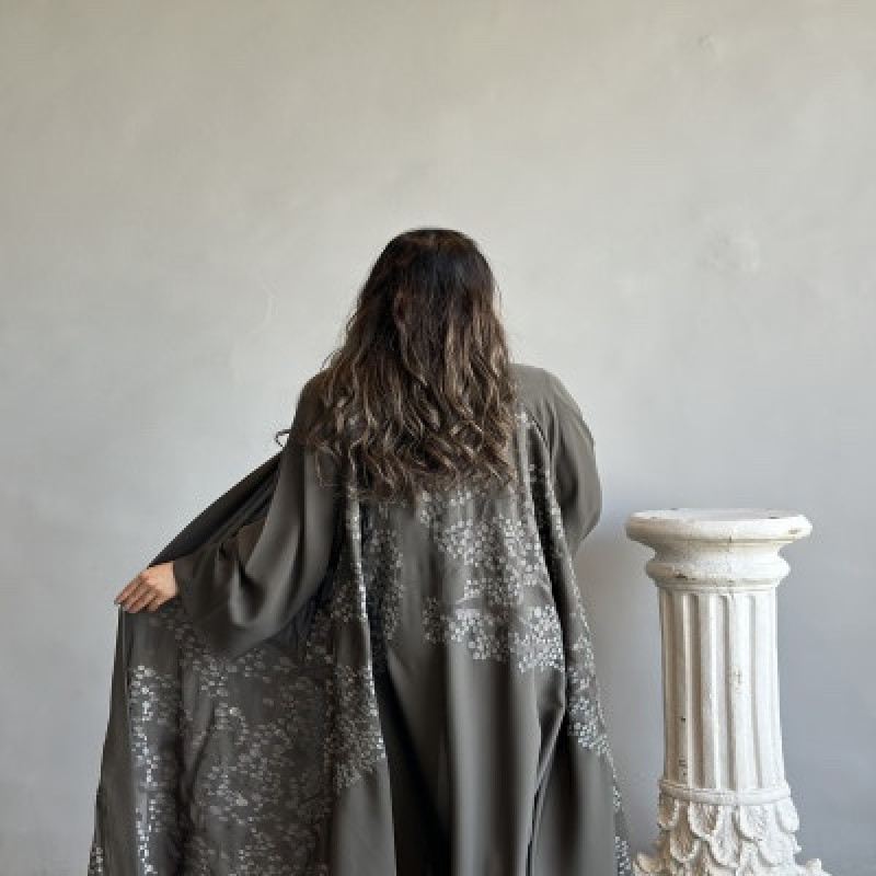 062320240937476677c2bb15239.jpg عباية ذا كوين - الصورة 1